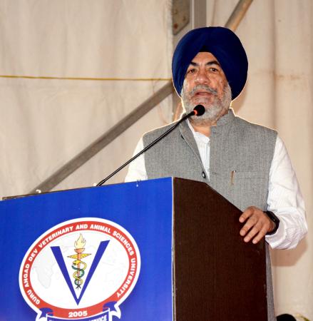 Dr. Jatinder Pal Singh Gill, Vice-Chancellor, Addressing